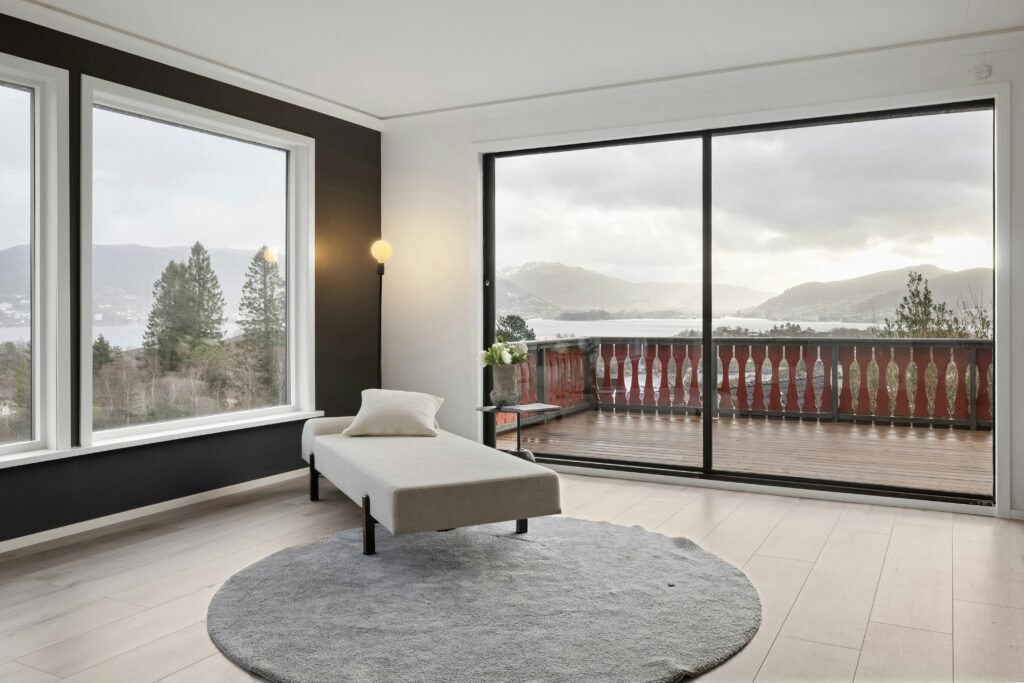 Comparativa: puertas corredizas de aluminio vs. otros materiales