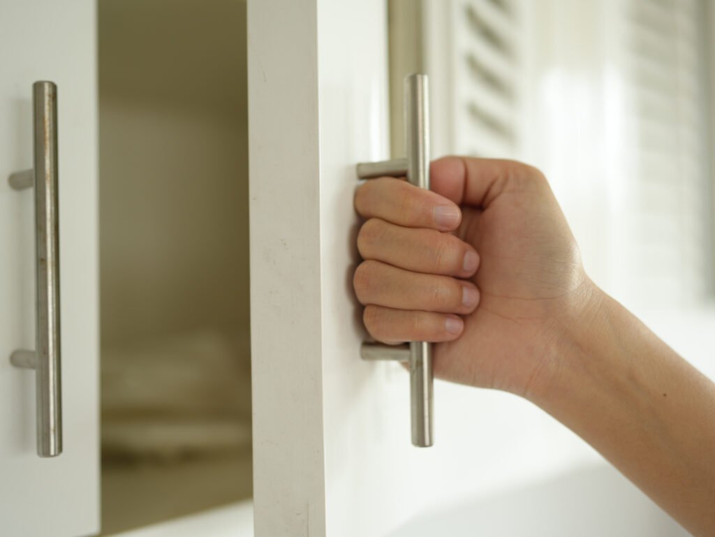 Instalación y mantenimiento de herrajes en puertas corredizas