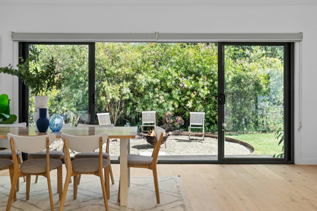 Mantenimiento y limpieza de puertas corredizas de aluminio