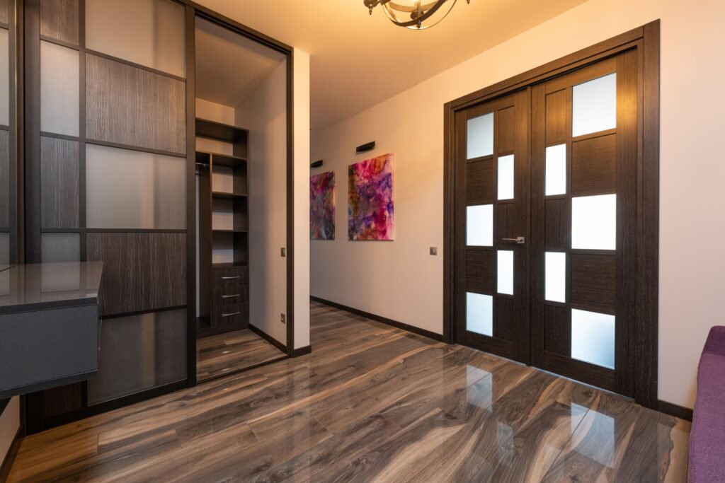 Puertas de Closet Modernas: Guía Completa de Estilos, Materiales y Tendencias 2024