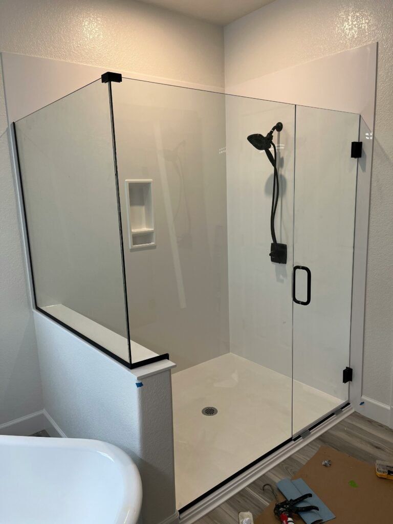Comparativa: puertas corredizas vs. otras opciones de baño