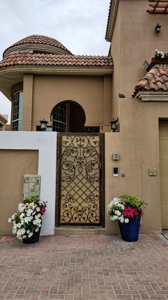 Herrajes esenciales para puertas corredizas exteriores