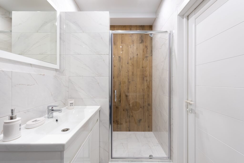 Materiales y acabados disponibles para puertas corredizas de baño