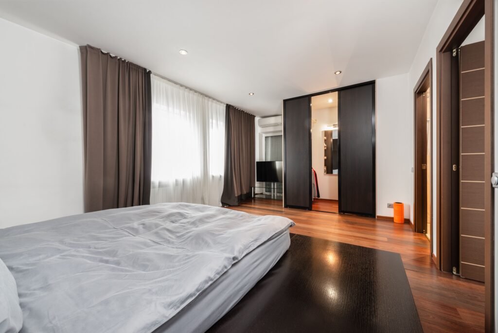 Puertas para Closet de Madera: Guía Completa para Elegir el Mejor Diseño