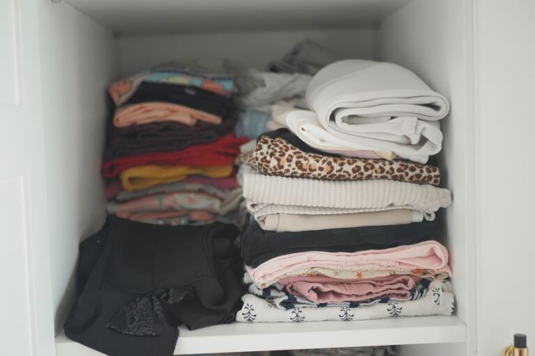Organizadores y accesorios que multiplican el espacio en un closet pequeño