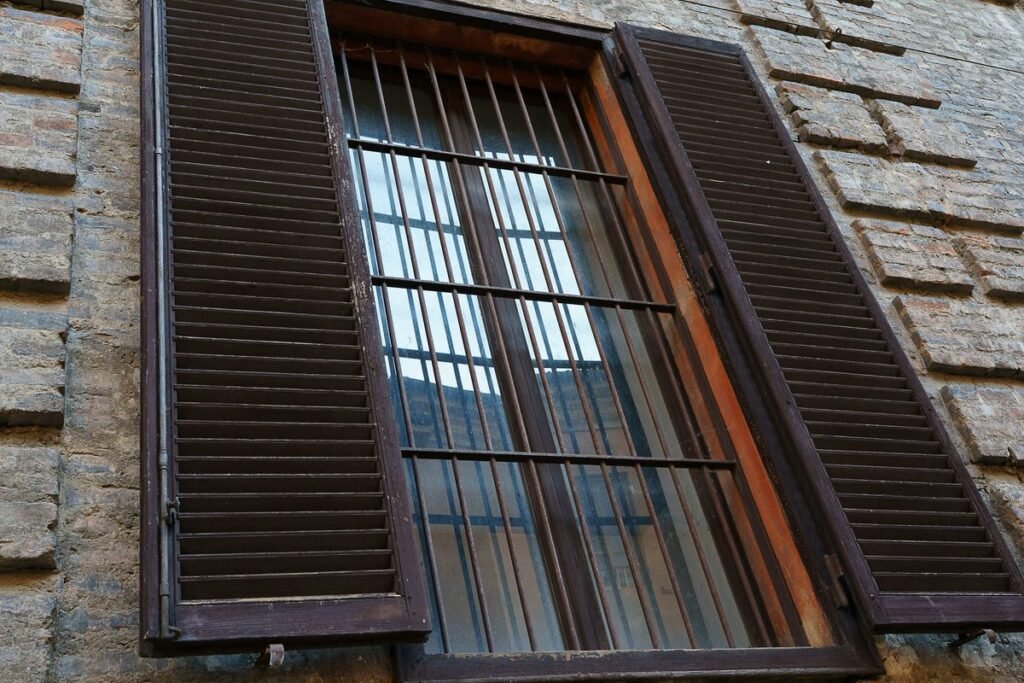 Protecciones para ventanas: guía completa de tipos, materiales y cómo elegir la ideal para tu hogar