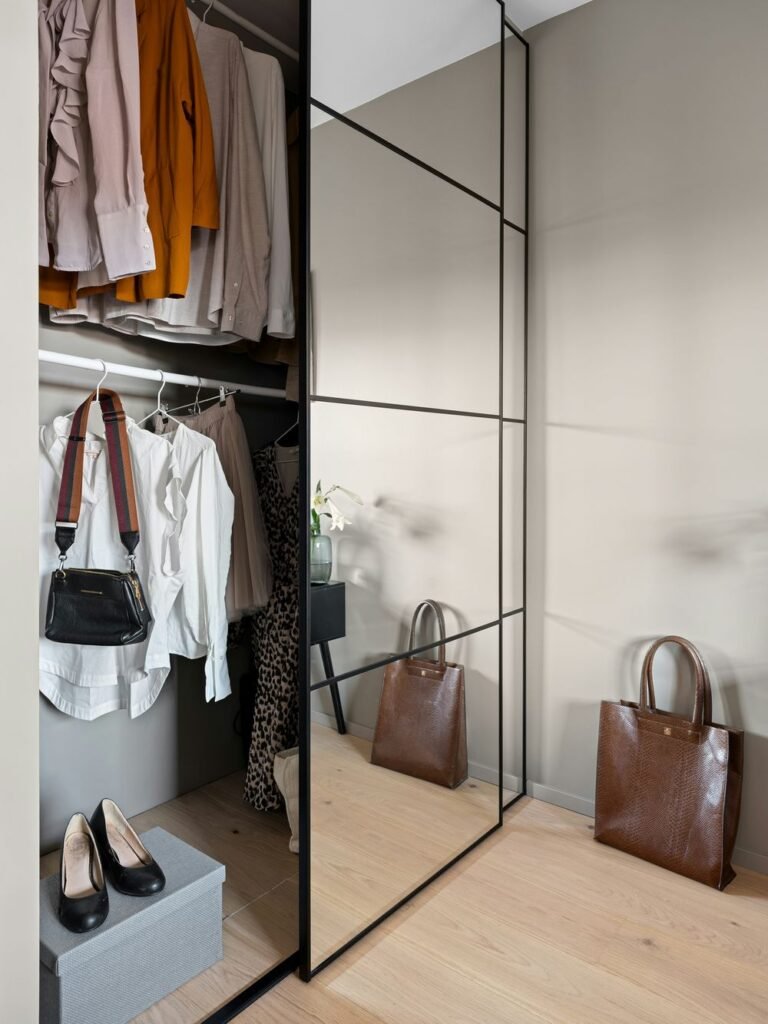 Tipos de closets con espejo: cuál se adapta a tu espacio